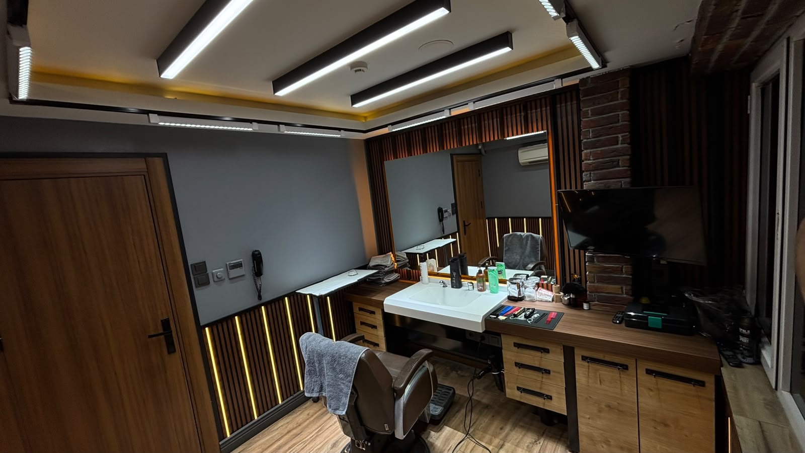 VIP salon — ahşap detaylı kabin